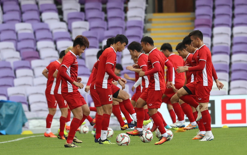 Chuẩn bị cho trận đấu gặp đội tuyển Yemen trong khuôn khổ lượt trận thứ 3 vòng bảng AFC Asian Cup 2019, chiều 15/1, đội tuyển Việt Nam có buổi tập làm quen sân Hazza Bin Zayed. (Ảnh: Hoàng Linh/TTXVN)