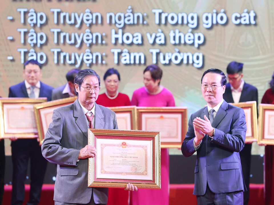 Chủ tịch nước Võ Văn Thưởng trao tặng Giải thưởng Hồ Chí Minh cho đại diện gia đình tác giả Bùi Hiển với các tập truyện: Trong gió cát, Hoa và thép, Tâm Tưởng. (Ảnh: Thống Nhất/TTXVN)