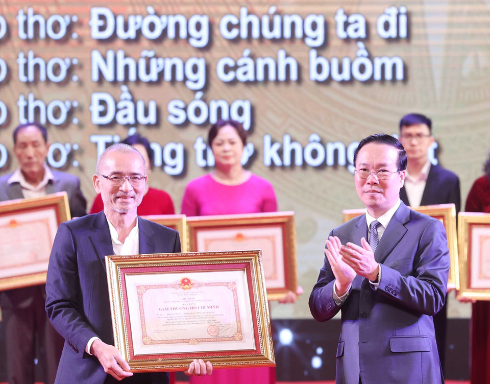 Chủ tịch nước Võ Văn Thưởng trao tặng Giải thưởng Hồ Chí Minh cho đại điện gia đình tác giả Hoàng Trung Thông (Đặc Công, Bút Châm) với các tập thơ: Đường chúng ta đi, Những cánh buồm, Đầu sóng, Tiếng thơ không dứt. (Ảnh: Thống Nhất/TTXVN)