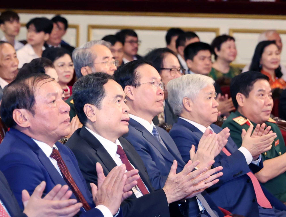 Chủ tịch nước Võ Văn Thưởng và các đại biểu tham dự buổi lễ. (Ảnh: Thống Nhất/TTXVN)