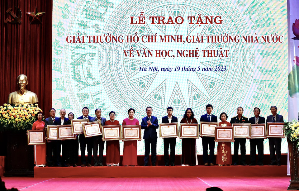 Chủ tịch nước Võ Văn Thưởng trao Giải thưởng Hồ Chí Minh cho tác giả, đại diện gia đình các tác giả. (Ảnh: Lâm Khánh/TTXVN)