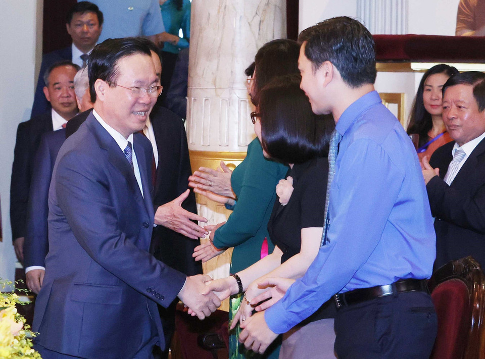 Chủ tịch nước Võ Văn Thưởng với các đại biểu tham dự buổi lễ. (Ảnh: Thống Nhất/TTXVN)