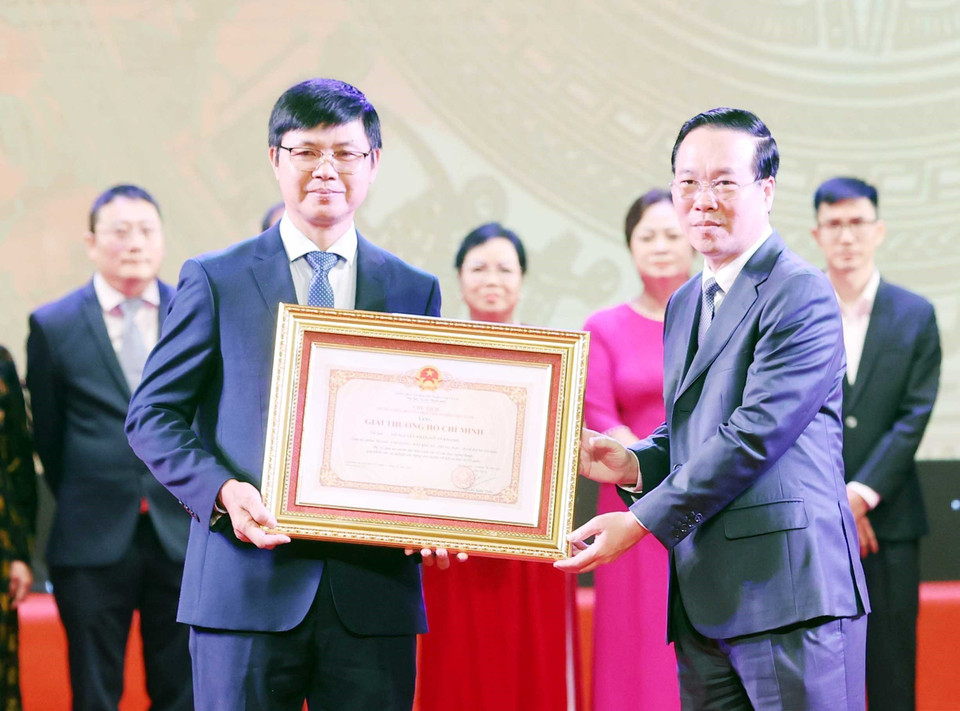 Chủ tịch nước Võ Văn Thưởng trao tặng Giải thưởng Hồ Chí Minh cho đại diện gia đình tác giải Võ Nguyên Nhân (tức Võ An Khánh), nguyên phóng viên TTXVN với bộ ảnh "Anh hùng-bất khuất-trung hậu-đảm đang." (Ảnh: Thống Nhất/TTXVN)