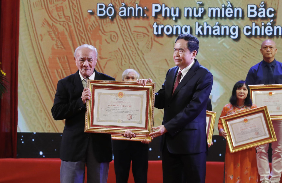 Phó Chủ tịch Thường trực Quốc hội Trần Thanh Mẫn trao Giải thưởng Nhà nước tặng tác giả Nguyễn Hữu Lộc (Hữu Lộc), nguyên phóng viên Thông tấn xã Việt Nam với bộ ảnh "Phụ nữ miền Bắc trong kháng chiến chống Mỹ cứu nước." (Ảnh: Lâm Khánh/TTXVN)