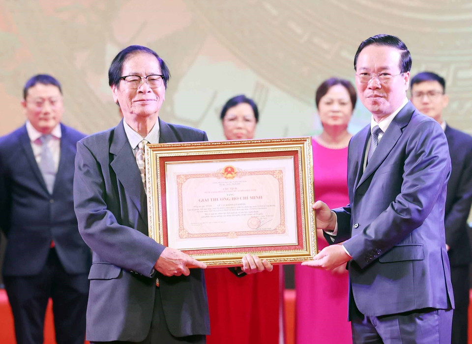 Chủ tịch nước Võ Văn Thưởng trao tặng Giải thưởng Hồ Chí Minh cho Nghệ sỹ Nhân dân Lê Văn Khình (Lê Khình) đồng tác giả với các tiết mục múa: Những bông hoa đỏ của rừng; Những cô gái Phiêng Hào. (Ảnh: Thống Nhất/TTXVN)