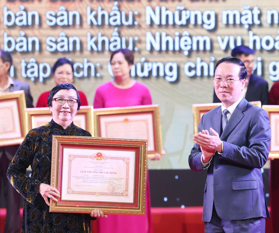 Chủ tịch nước Võ Văn Thưởng trao tặng Giải thưởng Hồ Chí Minh cho đại diện gia đình tác giả Nguyễn Xuân Đức với kịch bản sân khấu: Ám ảnh, Những mặt người thấp thoáng, Nhiệm vụ hoàn thành, tuyển tập kịch: Chứng chỉ thời gian. (Ảnh: Thống Nhất/TTXVN)