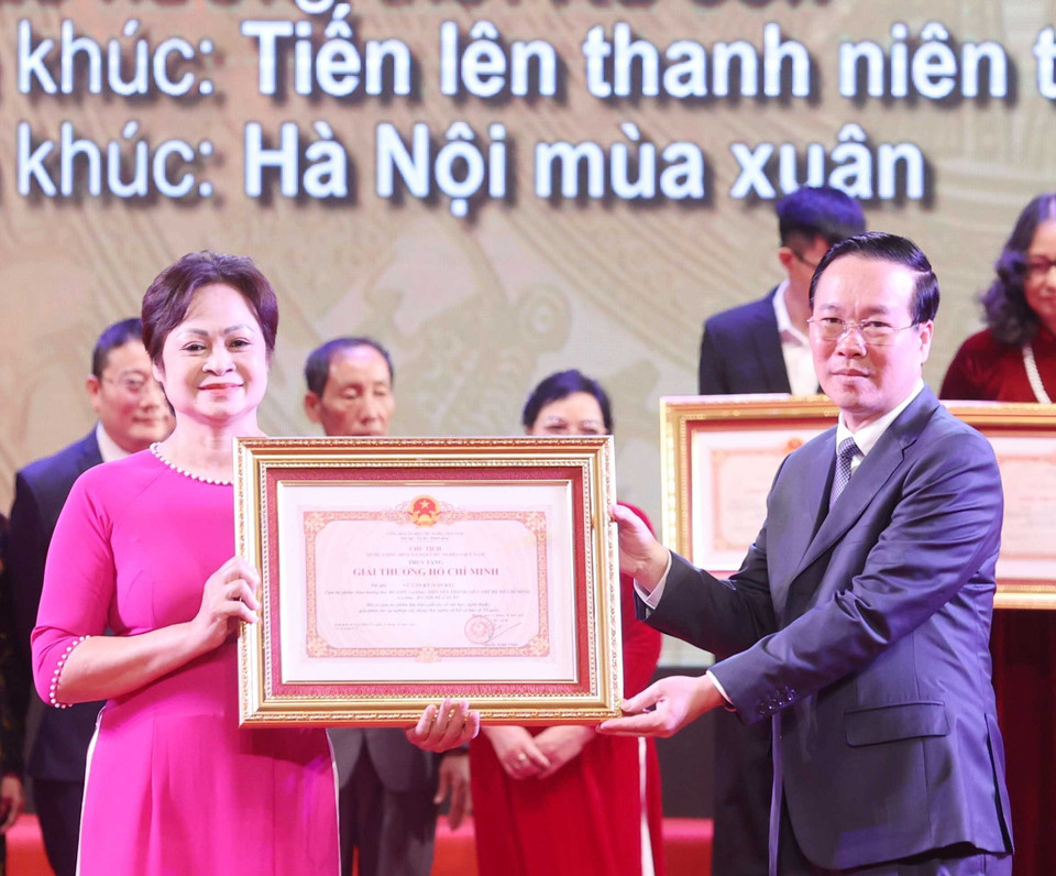 Chủ tịch nước Võ Văn Thưởng trao tặng Giải thưởng Hồ Chí Minh cho đại diện gia đình Nhạc sỹ Văn Ký (Vũ Văn Ký) với các tác phẩm: Giao hưởng thơ Ru con, ca khúc Tiến lên thanh niên thế hệ Hồ Chí Minh, Hà Nội mùa xuân. 