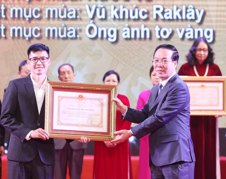 Chủ tịch nước Võ Văn Thưởng trao tặng Giải thưởng Hồ Chí Minh cho đại diện gia đình Nghệ sỹ Nhân dân Đặng Hùng (đồng tác giả) với các tiết mục múa: Nước về; Vũ khúc Raklây; Óng ánh tơ vàng. (Ảnh: Thống Nhất/TTXVN)