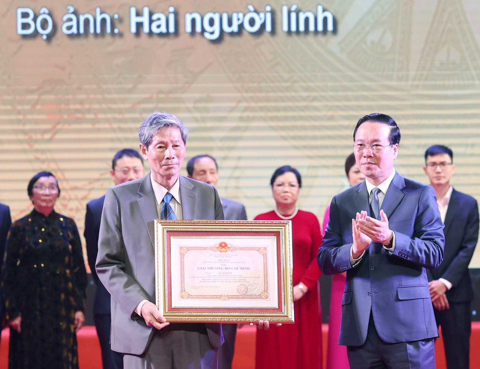 Chủ tịch nước Võ Văn Thưởng trao tặng Giải thưởng Hồ Chí Minh cho tác giả Chu Chí Thành, nguyên phóng viên Thông tấn xã Việt Nam với bộ ảnh "Hai người lính." (Ảnh: Thống Nhất/TTXVN)