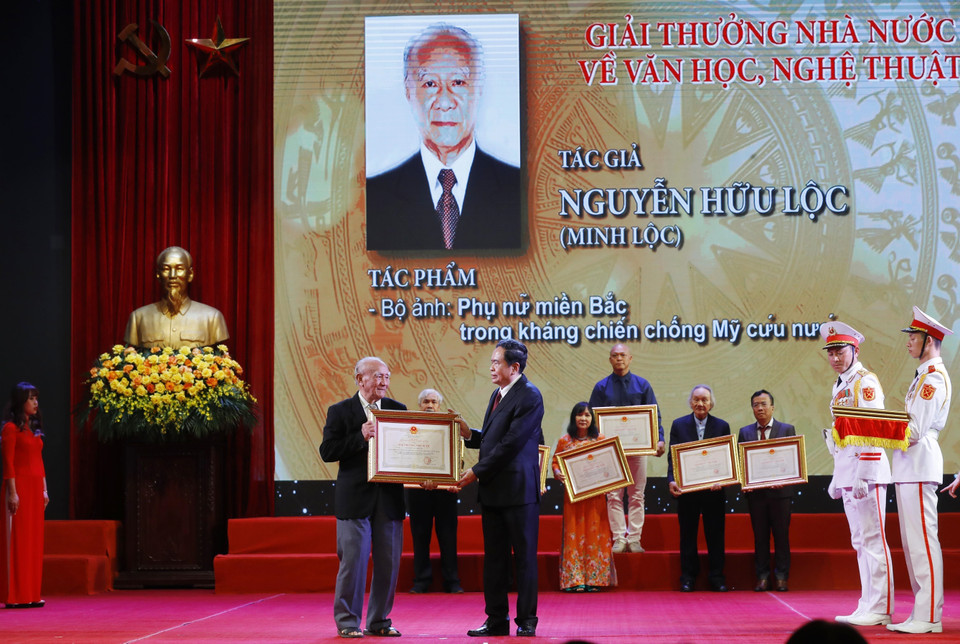 Phó Chủ tịch Thường trực Quốc hội Trần Thanh Mẫn trao Giải thưởng Nhà nước tặng tác giả Nguyễn Hữu Lộc (Hữu Lộc), nguyên phóng viên Thông tấn xã Việt Nam với bộ ảnh "Phụ nữ miền Bắc trong kháng chiến chống Mỹ cứu nước." (Ảnh: Lâm Khánh/TTXVN)