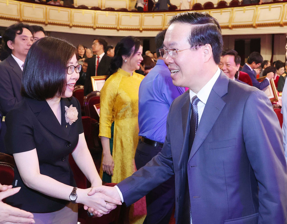 Chủ tịch nước Võ Văn Thưởng với đại biểu tham dự buổi lễ. (Ảnh: Thống Nhất/TTXVN)