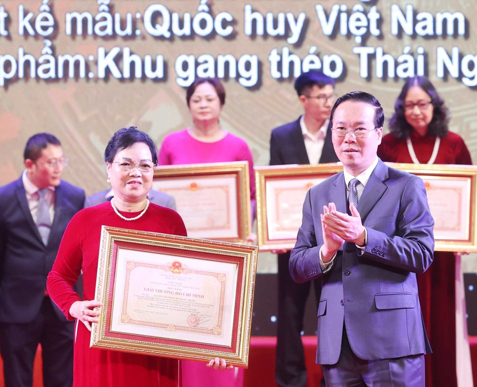 Chủ tịch nước Võ Văn Thưởng trao tặng Giải thưởng Hồ Chí Minh cho đại diện gia đình tác giả Nguyễn Văn Chước (Bùi Trang Chước) với thiết kế mẫu Huân chương Sao Vàng; Huân chương Hồ Chí Minh; Huân chương Độc lập; Huân chương Lao động; Quốc huy Việt Nam; tác phẩm: Khu gang thép Thái Nguyên. (Ảnh: Thống Nhất/TTXVN)