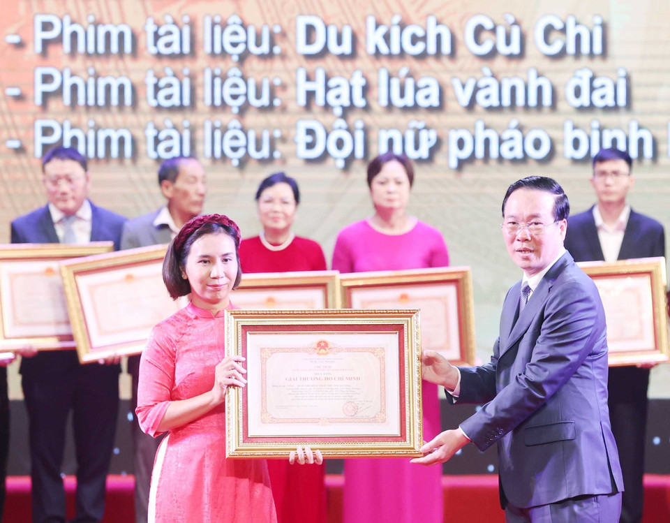 Chủ tịch nước Võ Văn Thưởng trao tặng Giải thưởng Hồ Chí Minh cho đại diện gia đình đồng tác giả, Nghệ sỹ Ưu tú Phan Thế Dõng (Trần Nhu, Nguyệt Hải) với các phim tài liệu: Du kích Củ Chi, Hạt lúa vành đai, Đội nữ pháo binh Long An. (Ảnh: Thống Nhất/TTXVN)