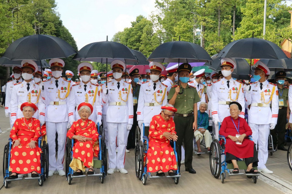 Đoàn đại biểu Bà mẹ Việt Nam anh hùng viếng Lăng Chủ tịch Hồ Chí Minh. (Ảnh: Anh Tuấn/TTXVN)
