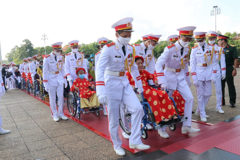 Đoàn đại biểu Bà mẹ Việt Nam anh hùng viếng Lăng Chủ tịch Hồ Chí Minh. (Ảnh: Anh Tuấn/TTXVN)