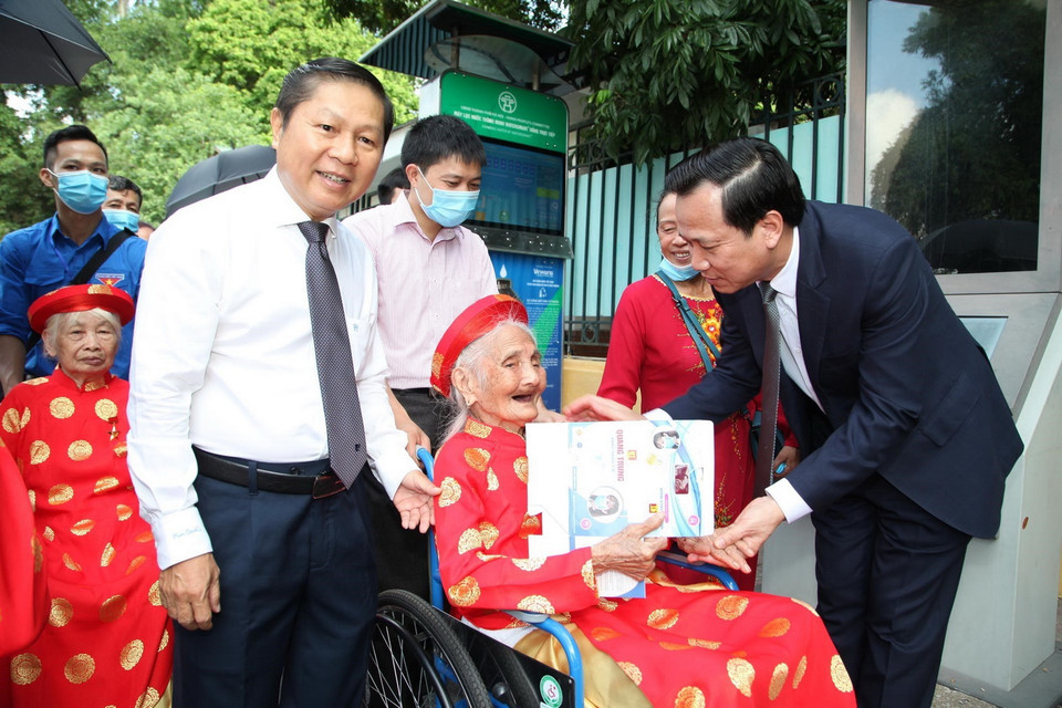 Bộ trưởng Bộ Lao động-Thương binh và Xã hội Đào Ngọc Dung thăm hỏi, tặng quà các Mẹ Việt Nam anh hùng. (Ảnh: Anh Tuấn/TTXVN)