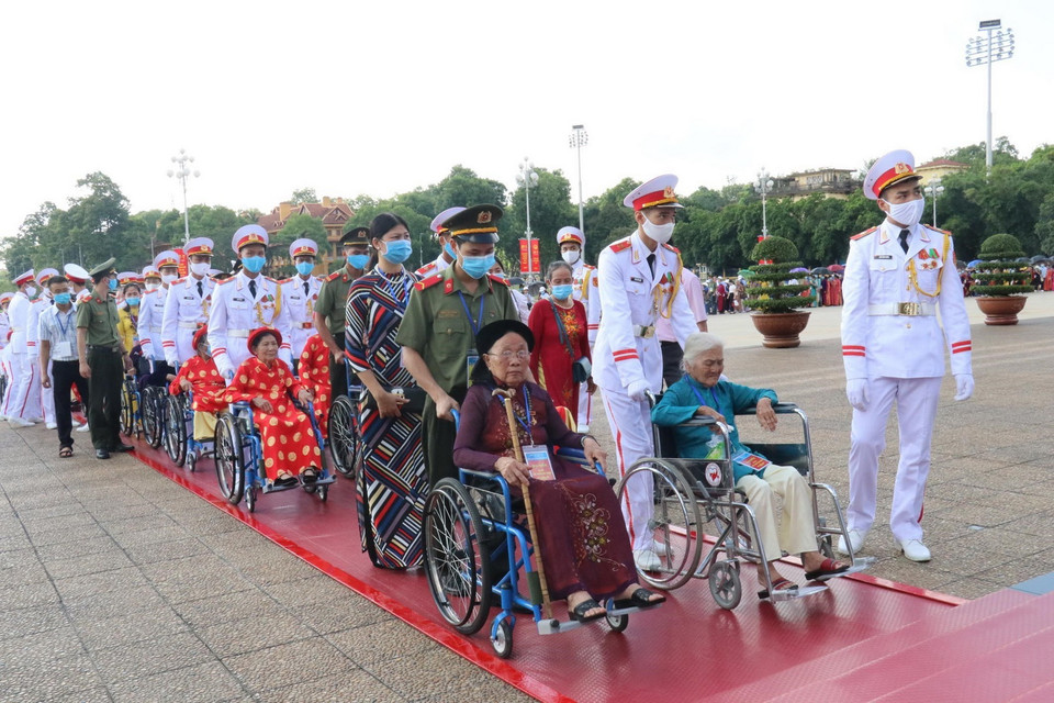 Đoàn đại biểu Bà mẹ Việt Nam anh hùng viếng Lăng Chủ tịch Hồ Chí Minh. (Ảnh: Anh Tuấn/TTXVN)