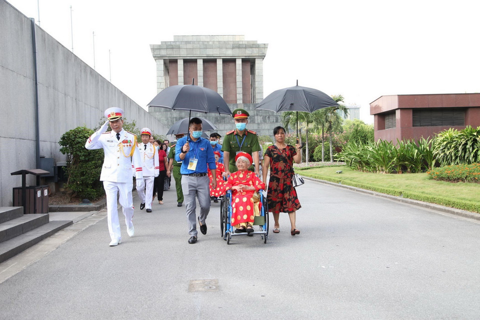 Đoàn đại biểu Bà mẹ Việt Nam anh hùng viếng Lăng Chủ tịch Hồ Chí Minh. (Ảnh: Anh Tuấn/TTXVN)