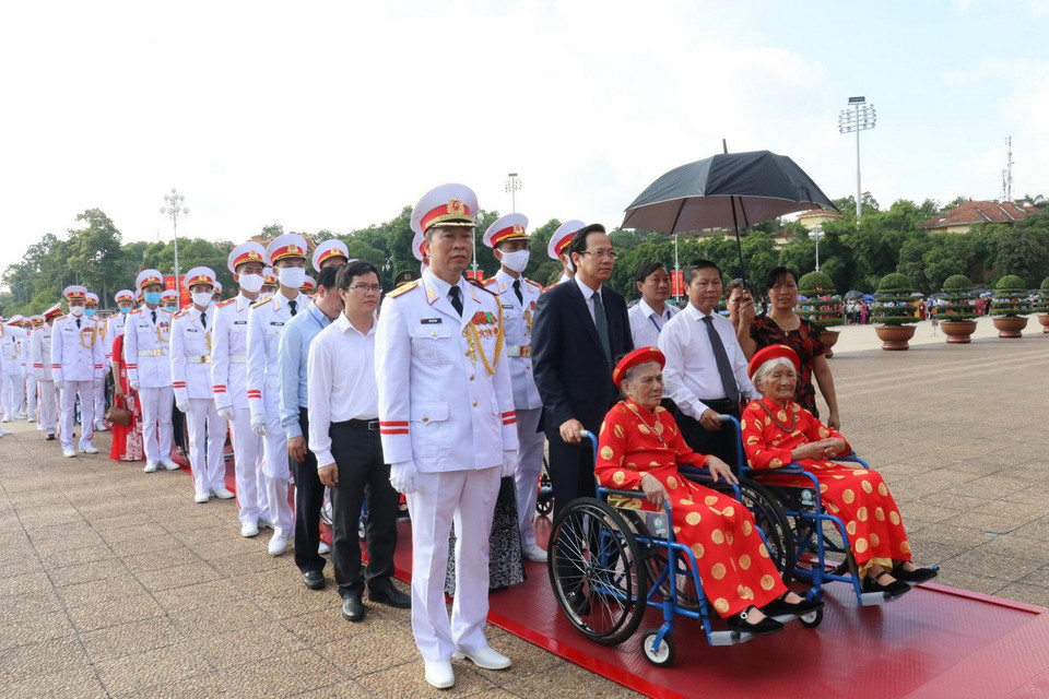 Đoàn đại biểu Bà mẹ Việt Nam anh hùng viếng Lăng Chủ tịch Hồ Chí Minh. (Ảnh: Anh Tuấn/TTXVN)