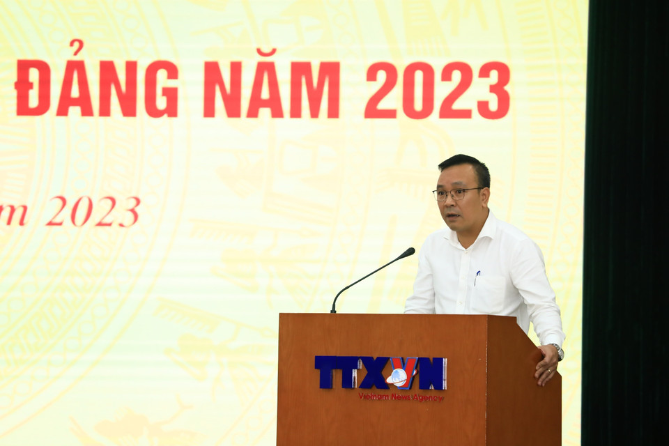 Giám đốc Trung tâm Bồi dưỡng Chính trị Đảng ủy Khối các Cơ quan Trung ương Phạm Anh Thiện phổ biến Kế hoạch số 135-KH/ĐUK ngày 05/9/2023 của Ban Thường vụ Đảng ủy Khối về việc xây dựng, vận hành Sổ tay Đảng viên Điện tử trong Đảng bộ Khối. (Ảnh: Hoàng Hiếu/TTXVN)