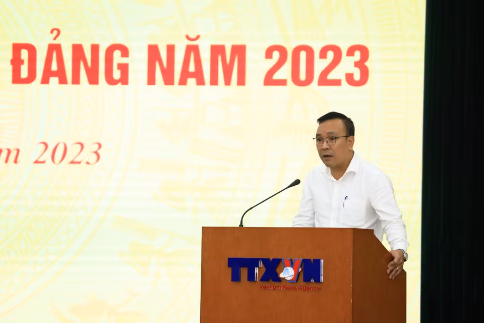 Giám đốc Trung tâm Bồi dưỡng Chính trị Đảng ủy Khối các Cơ quan Trung ương Phạm Anh Thiện phổ biến Kế hoạch số 135-KH/ĐUK ngày 05/9/2023 của Ban Thường vụ Đảng ủy Khối về việc xây dựng, vận hành Sổ tay Đảng viên Điện tử trong Đảng bộ Khối. (Ảnh: Hoàng Hiếu/TTXVN)