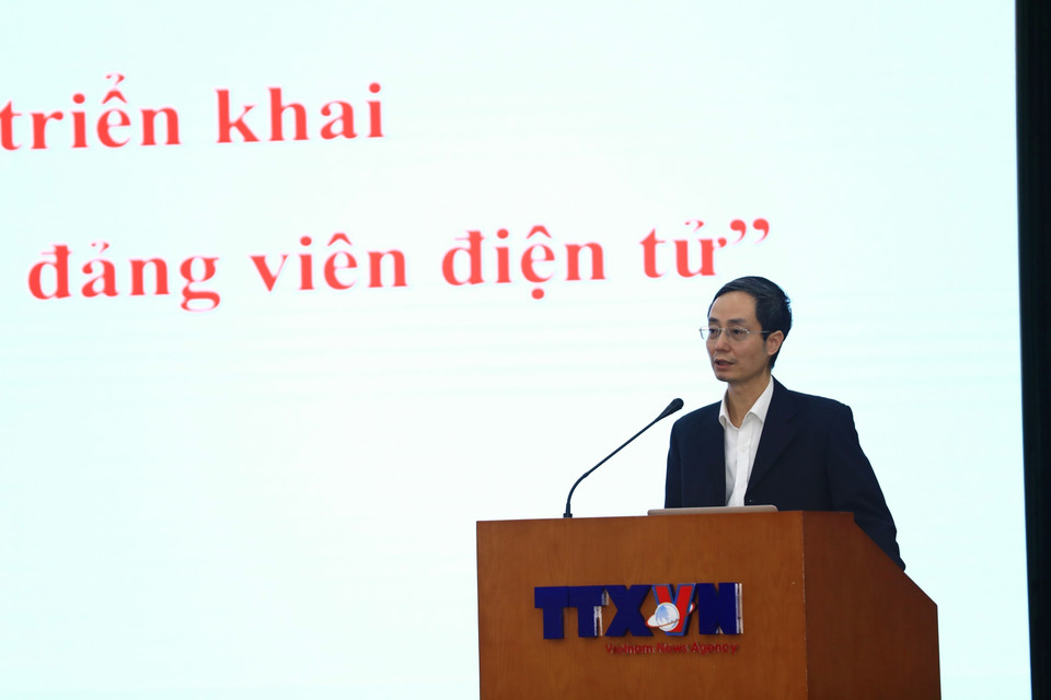 Chánh Văn phòng Đảng ủy Bộ Thông tin và Truyền thông Mai Anh Chung hướng dẫn, tập huấn sử dụng và vận hành Sổ tay Đảng viên Điện tử. (Ảnh: Hoàng Hiếu/TTXVN)