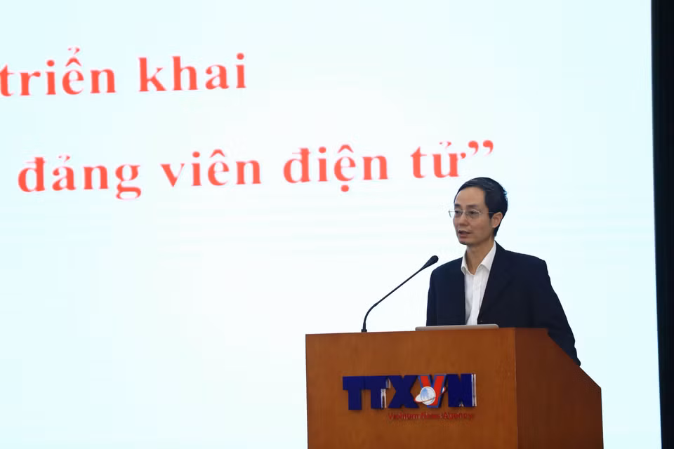 Chánh Văn phòng Đảng ủy Bộ Thông tin và Truyền thông Mai Anh Chung hướng dẫn, tập huấn sử dụng và vận hành Sổ tay Đảng viên Điện tử. (Ảnh: Hoàng Hiếu/TTXVN)
