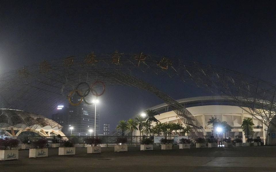 Ít nhất 35 người đã thiệt mạng, 43 người bị thương nặng trong vụ xe ôtô đâm vào người đi bộ tại một trung tâm thể thao ở thành phố Chu Hải, tỉnh Quảng Đông, Trung Quốc tối 11/11. Cảnh sát cho biết đang điều tra vụ việc và lái xe 62 tuổi, họ Fan, đã bị bắt. (Ảnh: Kyodo/TTXVN)