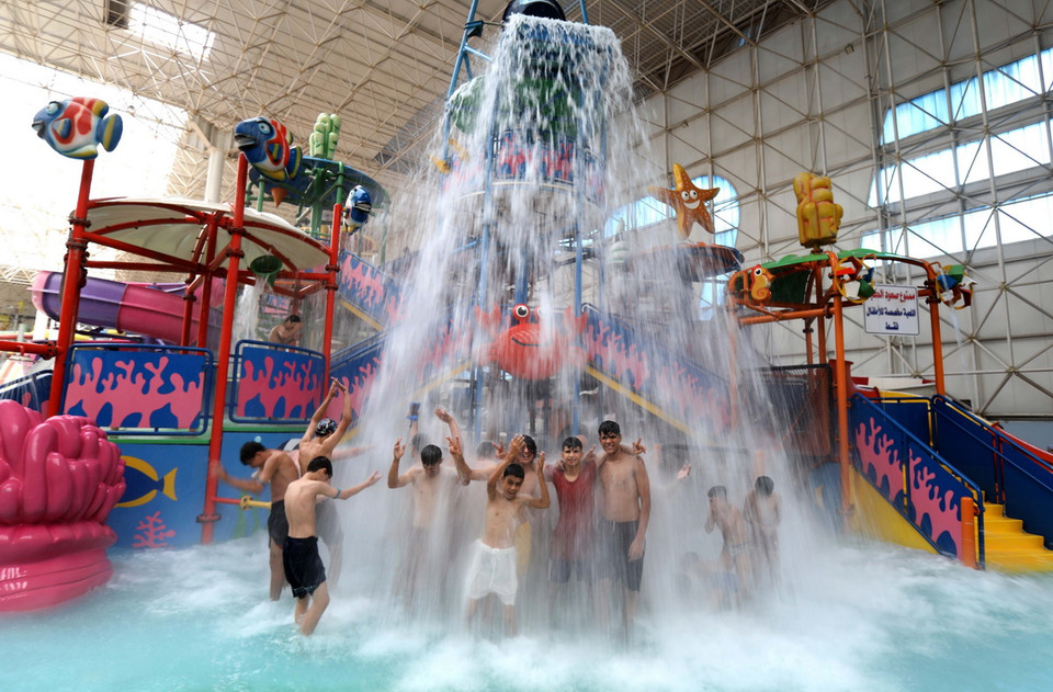 Trái Đất đang ở vào thời điểm nóng lên ở cấp độ chưa từng có tiền lệ, với 2024 gần như chắc chắn sẽ trở thành năm nắng nóng nhất trong lịch sử, vượt mốc ghi nhận vào năm 2023. Đây là thông tin cập nhật được Tổ chức Khí tượng Thế giới (WMO) công bố ngày 7/11, ngay trước thềm Hội nghị lần thứ 29 các bên tham gia Công ước khung của Liên hợp quốc về biến đổi khí hậu (COP29) diễn ra từ ngày 11-22/11 tại Baku, Azerbaijan. Trong ảnh: Người dân tránh nóng tại công viên nước ở Baghdad, Iraq. (Ảnh: THX/TTXVN)