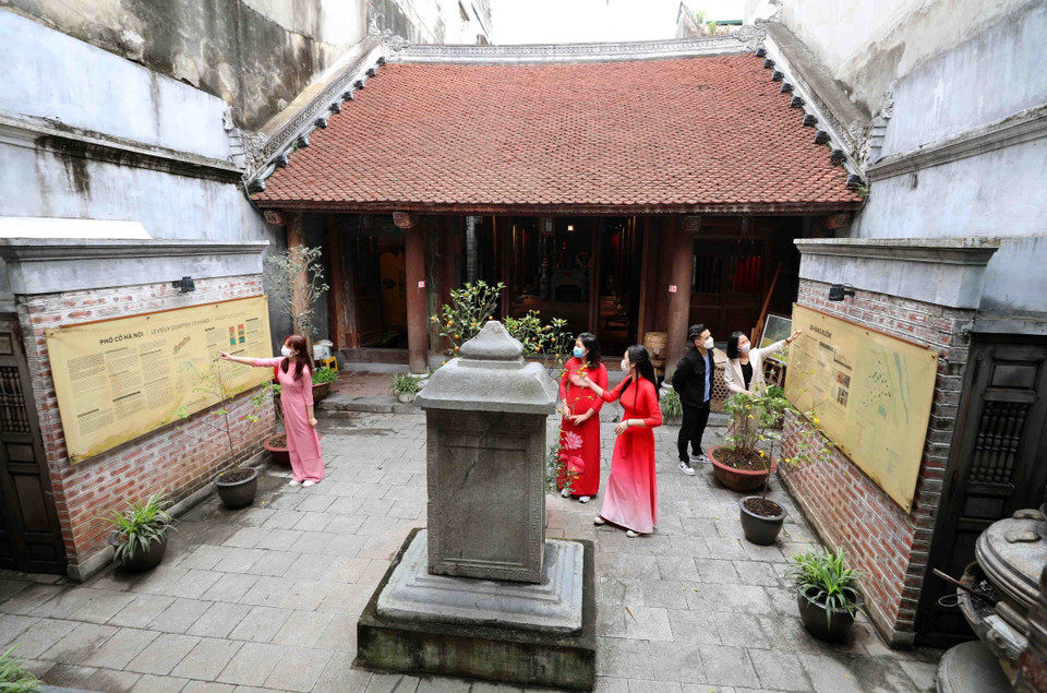Đền Quan Đế được mở cửa để phục vụ khách tham quan, cung cấp thông tin cho du khách có nhu cầu tìm hiểu về các di sản thuộc khu Phố cổ Hà Nội cũng như phục vụ tín ngưỡng văn hóa, sinh hoạt cộng đồng cho người dân địa phương. (Ảnh: Thanh Tùng/TTXVN)