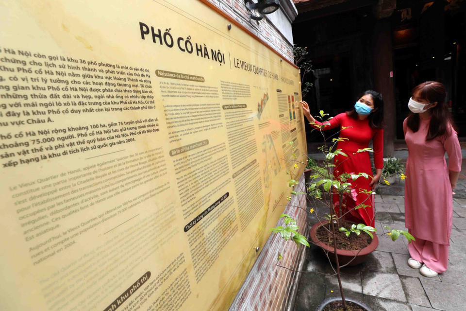 Dù là đền thờ một vị tướng của Trung quốc nhưng thể hiện được lối kiến trúc truyền thống độc đáo của khu vực đồng bằng sông Hồng, với kết cấu chủ yếu bằng gỗ lim cùng các họa tiết được chạm khắc tinh xảo. (Ảnh: Thanh Tùng/TTXVN)