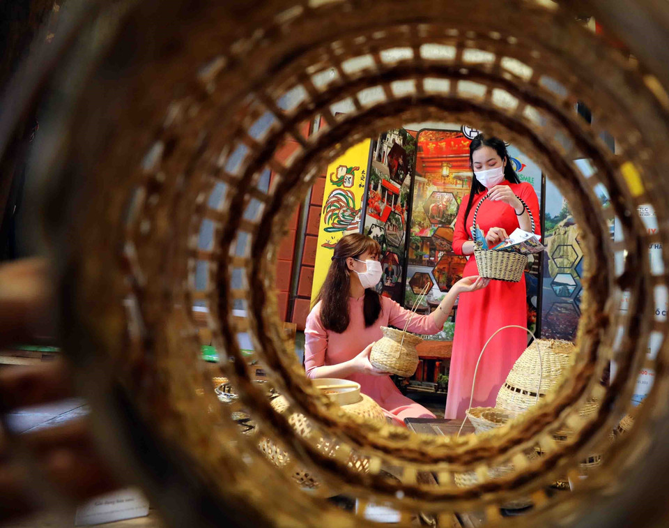 Sản phẩm mây, tre đan truyền thống được trưng bày, giới thiệu tới du khách khi ghé thăm đền Quan Đế. (Ảnh: Thanh Tùng/TTXVN)