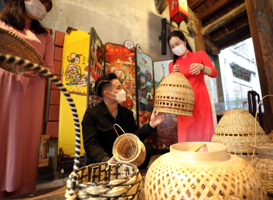 Qua nhiều lần trùng tu, ngày nay, đền được mở cửa để phục vụ khách tham quan, cung cấp thông tin cho du khách có nhu cầu tìm hiểu về các di sản thuộc khu Phố cổ Hà Nội cũng như phục vụ tín ngưỡng văn hóa, sinh hoạt cộng đồng cho người dân địa phương. (Ảnh: Thanh Tùng/TTXVN)