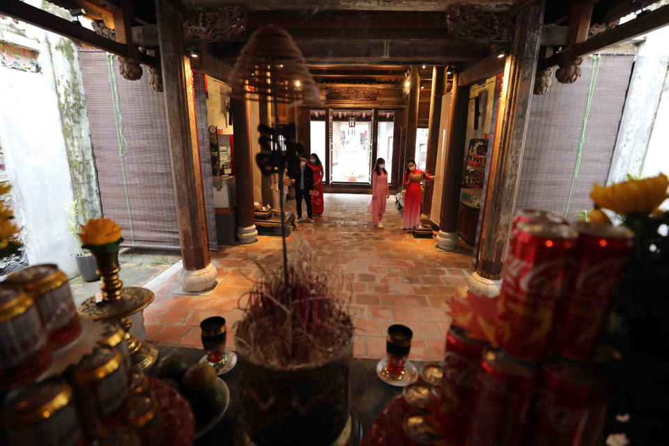 Đền thể hiện được lối kiến trúc truyền thống độc đáo của khu vực đồng bằng sông Hồng, với kết cấu chủ yếu bằng gỗ lim cùng các họa tiết được chạm khắc tinh xảo. (Ảnh: Thanh Tùng/TTXVN)