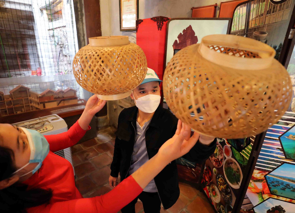 Sản phẩm mây, tre đan truyền thống được trưng bày, giới thiệu tới du khách khi ghé thăm đền Quan Đế. (Ảnh: Thanh Tùng/TTXVN)