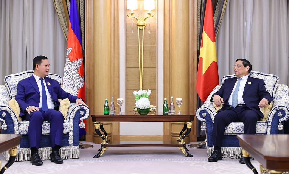 Thủ tướng Phạm Minh Chính gặp Thủ tướng Campuchia Hun Manet. (Ảnh: Dương Giang/TTXVN)