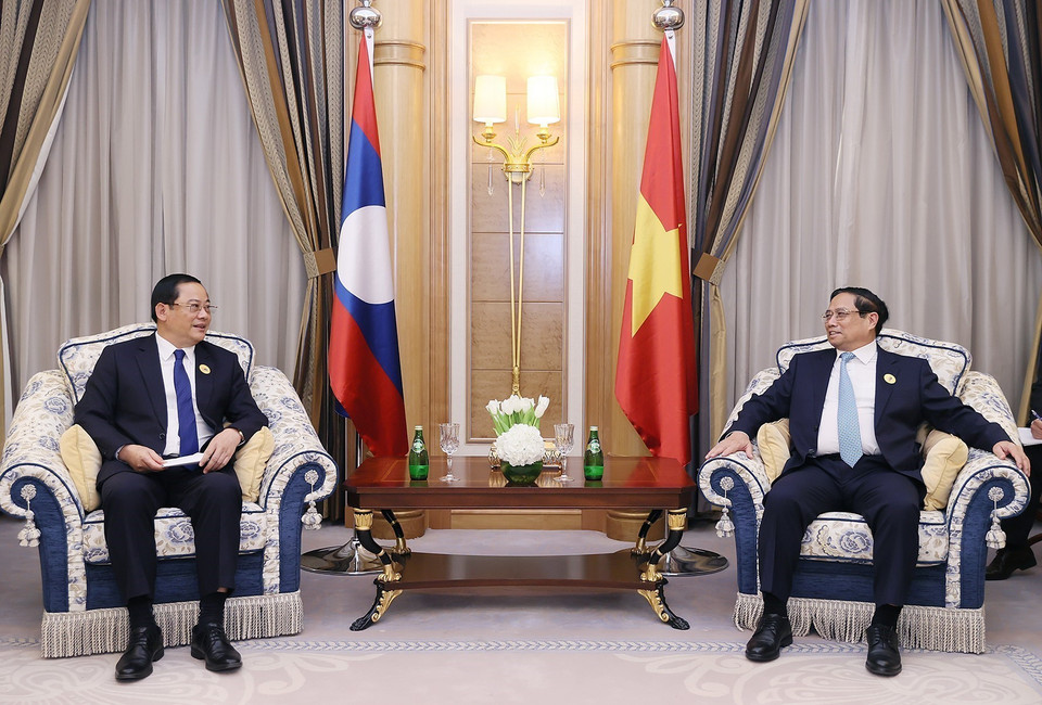 Thủ tướng Phạm Minh Chính gặp Thủ tướng Lào Sonexay Siphandone. (Ảnh: Dương Giang/TTXVN)