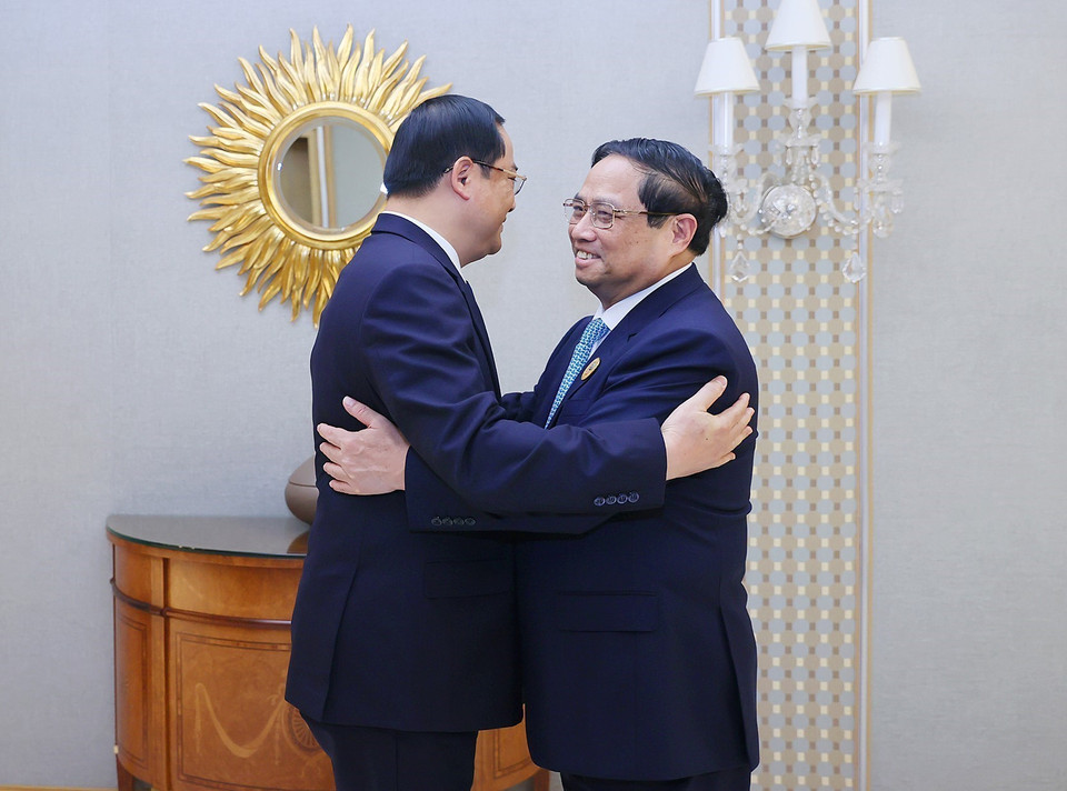 Thủ tướng Phạm Minh Chính gặp Thủ tướng Lào Sonexay Siphandone. (Ảnh: Dương Giang/TTXVN)