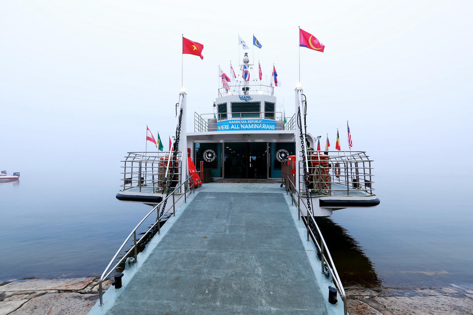 Chuyến phà sớm nhất đưa du khách ra đảo Nami với Quốc kỳ Việt Nam. (Ảnh: Anh Nguyên/Vietnam+)