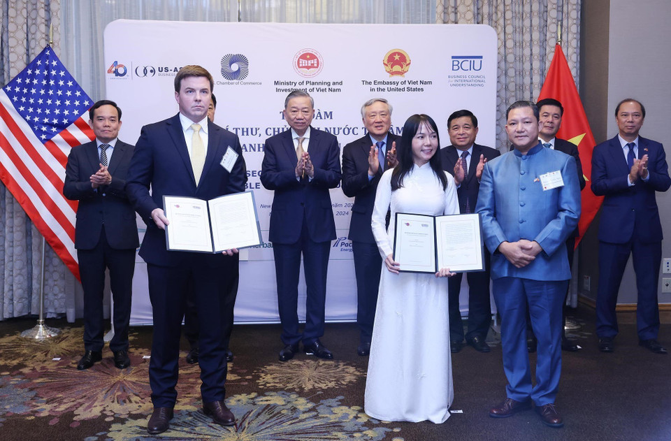 Tổng Bí thư, Chủ tịch nước Tô Lâm chứng kiến lễ trao thỏa thuận hợp tác trong lĩnh vực sản xuất khí tự nhiên giữa Wealth Power Group Vietnam và Công ty Eternal Natural Resources. (Ảnh: Lâm Khánh/TTXVN)