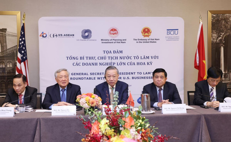 Trong chương trình dự Đại hội đồng Liên hợp quốc khóa 79 và làm việc tại Hoa Kỳ, chiều 23/9 (giờ địa phương), tại thành phố New York, Tổng Bí thư, Chủ tịch nước Tô Lâm dự tọa đàm với các doanh nghiệp lớn của Hoa Kỳ do Hội đồng Doanh nghiệp Hoa Kỳ-ASEAN (USABC), Phòng Thương mại Hoa Kỳ (USCC) và Hội đồng Doanh nghiệp vì sự hiểu biết quốc tế (BCIU) đồng tổ chức; Chứng kiến lễ trao văn kiện hợp tác giữa doanh nghiệp hai nước. (Ảnh: Lâm Khánh/TTXVN)