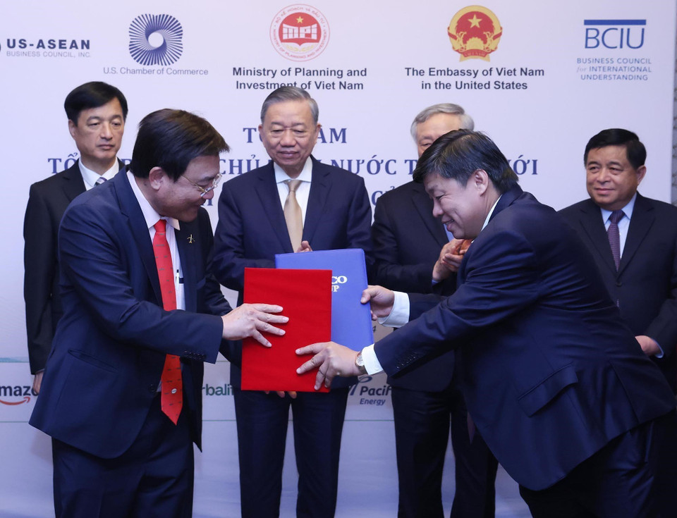 Tổng Bí thư, Chủ tịch nước Tô Lâm chứng kiến lễ trao thỏa thuận hợp tác trong lĩnh vực trí tuệ nhân tạo (AI), bán dẫn và xây dựng trung tâm dữ liệu tại Việt Nam giữa tập đoàn Sovico và Tập đoàn Supermicro. (Ảnh: Lâm Khánh/TTXVN)