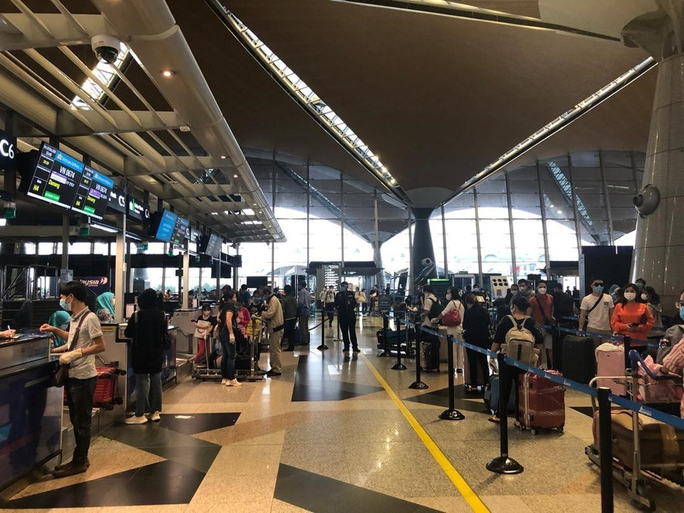 Hành khách chủ yếu là người cao tuổi, trẻ em dưới 18 tuổi, người có bệnh nền, du học sinh không có nơi lưu trú do ký túc xá đóng cửa... (Ảnh: Hà Ngọc/TTXVN)