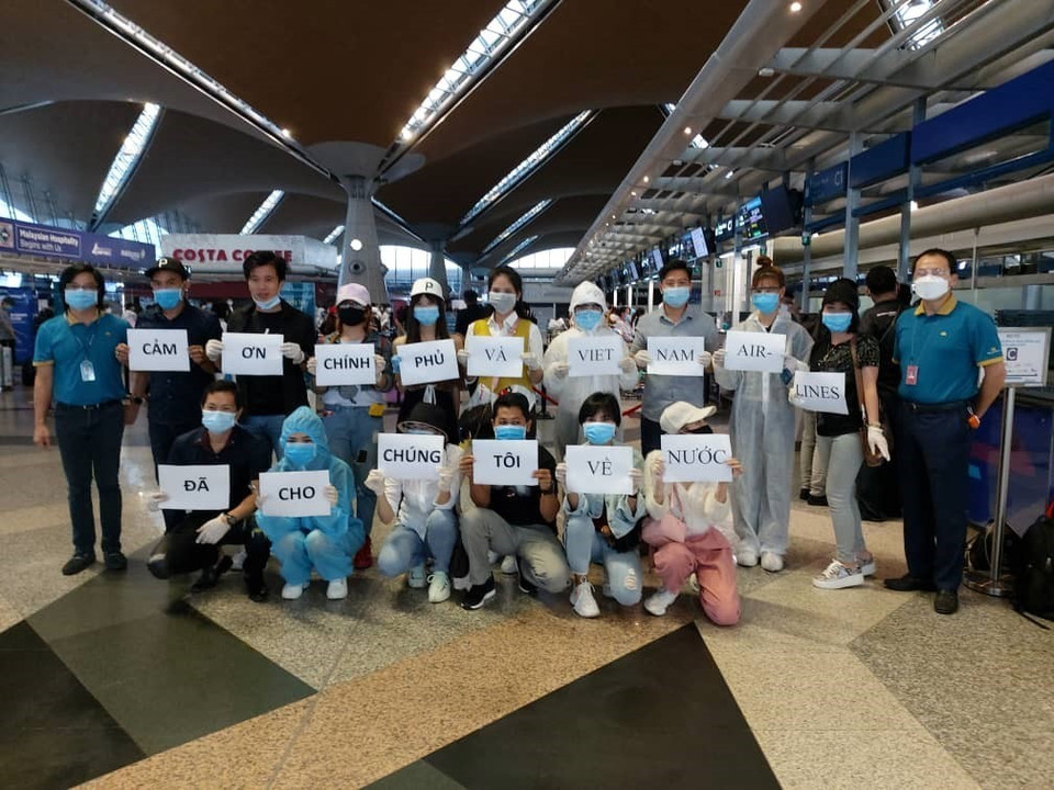 Các công dân Việt Nam tại sân bay Kuala Lumpur chuẩn bị lên đường về nước. (Ảnh: Hà Ngọc/TTXVN)