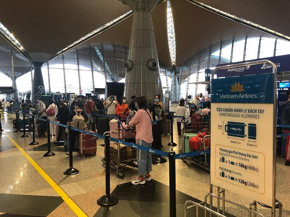 Các công dân Việt Nam xếp hàng chờ làm thủ tục check-in tại sân bay Kuala Lumpur, Malaysia. (Ảnh: Hà Ngọc/TTXVN)