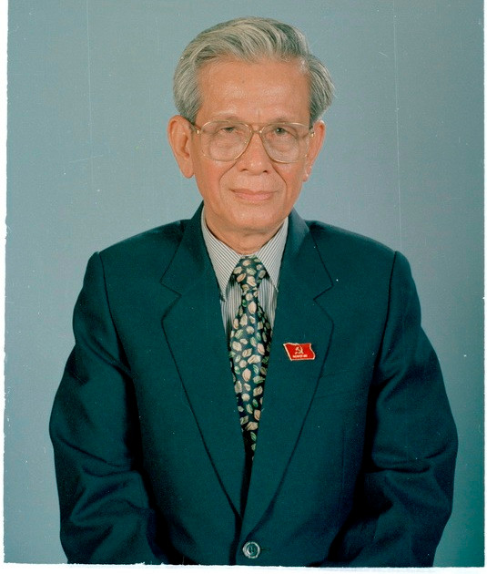 Nhà báo Hữu Thọ sinh ngày 8/1/1932 (tức mùng 1 tháng 12 năm Tân Mùi) tại Hà Nội. Tên khai sinh là Nguyễn Hữu Thọ, bút danh Hữu Thọ, Nhân Nghĩa, Nhân Chính. (Ảnh: TTXVN)