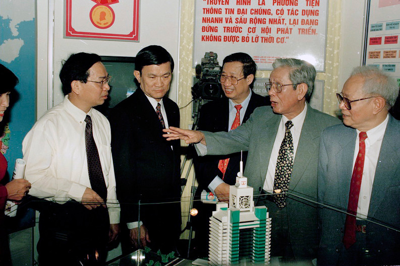 Nhà báo Hữu Thọ làm báo chuyên nghiệp từ tháng 8/1957, là cây bút phóng sự điều tra về nông nghiệp, nông thôn và tiểu phẩm thế sự có dấu ấn trong lòng bạn đọc. (Ảnh: TTXVN)