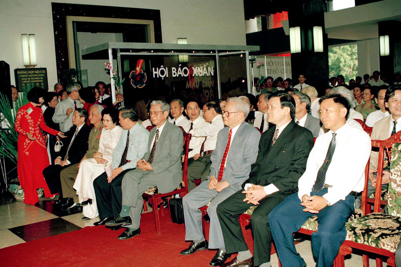 Ông từng là Ủy viên Ban Chấp hành Thanh niên Cứu quốc huyện Thư Trì, Chính trị viên trung đội du kích Căm Hờn huyện Tiên Hưng, tỉnh Thái Bình; Chính trị viên đại đội bộ đội, Khu Tả ngạn sông Hồng; tham gia tiếp quản thị xã Hải Dương, ủy viên Thường vụ thị ủy, 1955. (Ảnh: TTXVN)