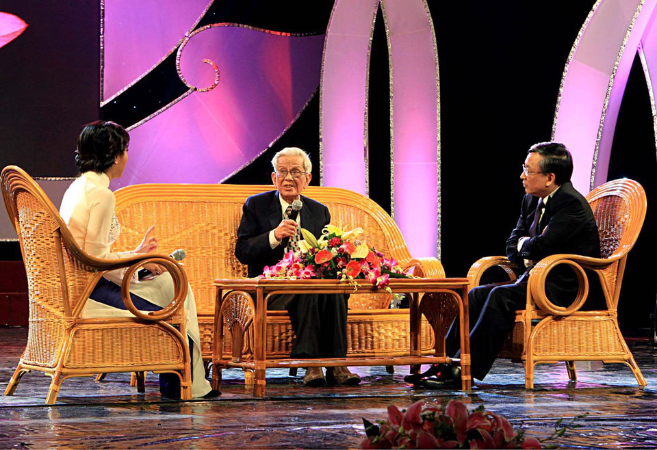 Nhà báo Hữu Thọ (giữa) và phó giáo sư Nguyễn Tiến Quyết (phải), Giám đốc Bệnh viện Hữu nghị Việt Đức giao lưu với chương trình nhân kỷ niệm 58 năm Ngày Thầy thuốc Việt Nam (27/2), tối 25/2/2013, tại Hà Nội. (Ảnh: TTXVN)