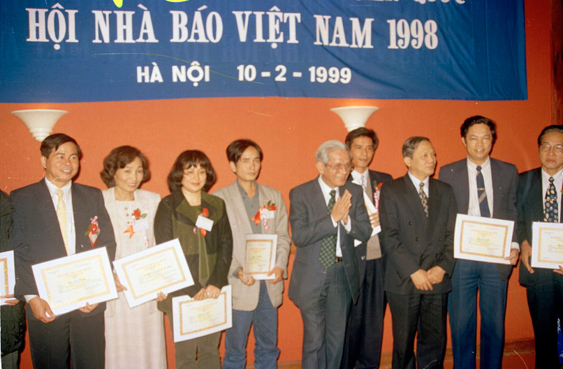 Ông từng là học sinh Trường Bưởi (nay là Trung học phổ thông Chu Văn An (Hà Nội), tham gia Cách mạng tháng Tám 1945 tại Hà Nội, thoát ly gia đình tham gia kháng chiến từ ngày 19/12/1946, làm liên lạc cho Tự vệ chiến đấu khu phố Tống Duy Tân, Mặt trận Hà Nội. (Ảnh: TTXVN)